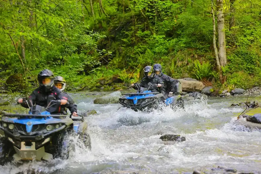 Квадроциклы у водопада на маршруте в горах Сочи